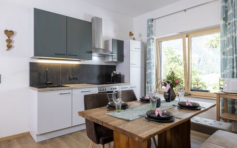 Eberharter am Schweinberg: Mobilia, Interior Design, Cucina, Controsoffitto, Pavimentazione, Elettrodomestico Da Cucina, Legna, Sedia, Cabinetry, Soffitto