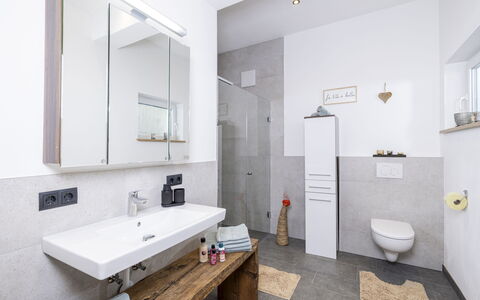 Eberharter am Schweinberg: Interior Design, Pavimentazione, Idraulico Fixture, Pavimento, Bagno, Rubinetto, Soffitto, Lavello, Casa, Mobiletto Del Bagno