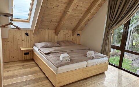 Horni Misecky 3: Legna, Interior Design, Pavimentazione, Camera Da Letto, Pavimento, Mobilia, Letto, Soffitto, Pavimento In Legno, Camera