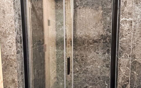 Horni Misecky 3: Pavimentazione, Pavimento, Doccia Porta, Idraulico, Idraulico Fixture, Piastrella, Marmo, Bagno