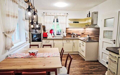 Sára: Mobilia, Interior Design, Pavimentazione, Legna, Cucina, Pavimento, Controsoffitto, Pavimento In Legno, Cabinetry, Soffitto