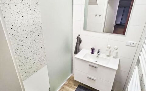 Sára: Pavimentazione, Pavimento, Interior Design, Idraulico Fixture, Bagno, Mobiletto Del Bagno, Idraulico, Piastrella, Camera, Casa