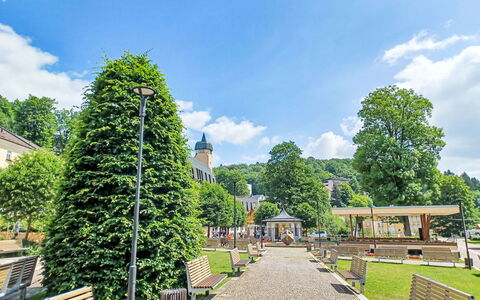 Sára: Albero, Spazio Pubblico, Giardino, Parco, Tempo Libero, Landscaping, Prato, Cupola, Passerella, Cupola
