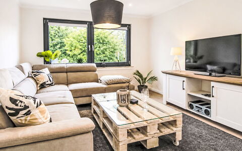 Herzwerk Schwalenberg: Mobilia, Interior Design, Pavimentazione, Divano, Legna, Pavimento, Soggiorno, Camera, Casa, Tavolo