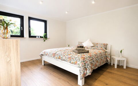 Herzwerk Schwalenberg: Letto, Mobilia, Interior Design, Camera Da Letto, Pavimentazione, Pavimento, Bedding, Parete, Lenzuolo, Legna