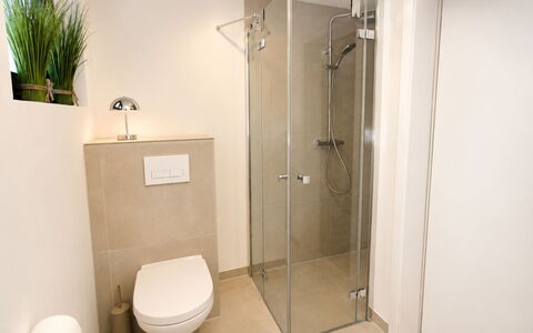 Herzwerk Schwalenberg: Bagno, Idraulico Fixture, Pavimentazione, Parete, Interior Design, Pavimento, Gabinetto, Idraulico, Rubinetto, Camera