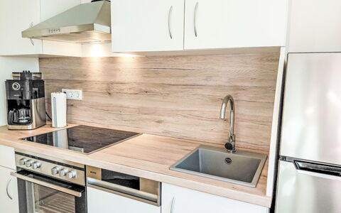 Herzwerk Schwalenberg: Controsoffitto, Cucina, Elettrodomestico Da Cucina, Legna, Pavimentazione, Cabinetry, Apparecchio Major, Interior Design, Pavimento, Lavello