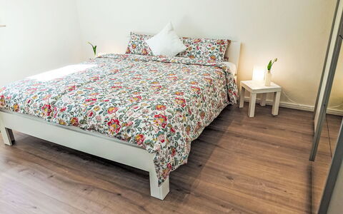 Herzwerk Schwalenberg: Pavimento, Pavimentazione, Interior Design, Pavimento In Legno, Camera Da Letto, Mobilia, Letto, Legna, Lenzuolo, Bedding