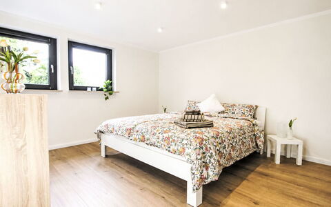 Herzwerk Schwalenberg: Letto, Interior Design, Mobilia, Camera Da Letto, Pavimentazione, Bedding, Pavimento, Lenzuolo, Parete, Camera