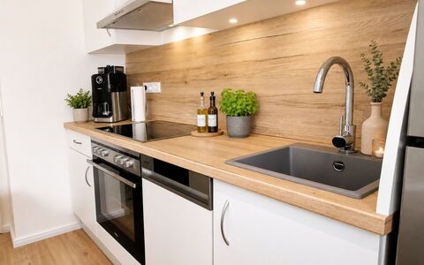 Herzwerk Schwalenberg: Controsoffitto, Cucina, Pavimentazione, Legna, Elettrodomestico Da Cucina, Cabinetry, Idraulico Fixture, Lavello, Mobilia, Interior Design