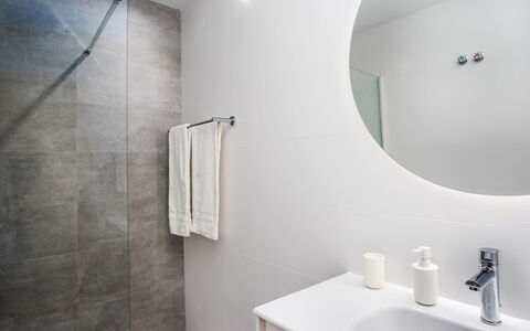 Los Arcos: Parete, Pavimentazione, Bagno, Interior Design, Idraulico Fixture, Pavimento, Lavello, Rubinetto, Idraulico, Mobiletto Del Bagno