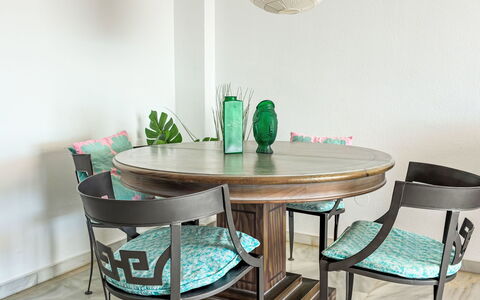 Los Arcos: Mobilia, Legna, Interior Design, Tavolo, Pavimentazione, Sedia, Pavimento, Cucina & Sala Da Pranzo Tavolo, Sala Da Pranzo, Color Legno