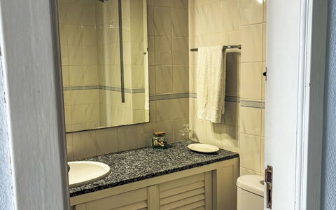 Los Arcos: Idraulico Fixture, Lavandino Del Bagno, Parete, Bagno, Pavimentazione, Lavello, Pavimento, Interior Design, Rubinetto, Idraulico
