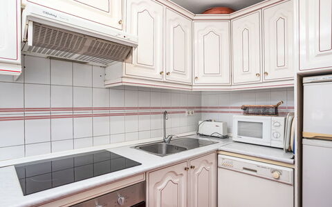 Los Arcos: Cucina, Legna, Controsoffitto, Elettrodomestico Da Cucina, Apparecchio Major, Cabinetry, Pavimentazione, Interior Design, Pavimento, Camera