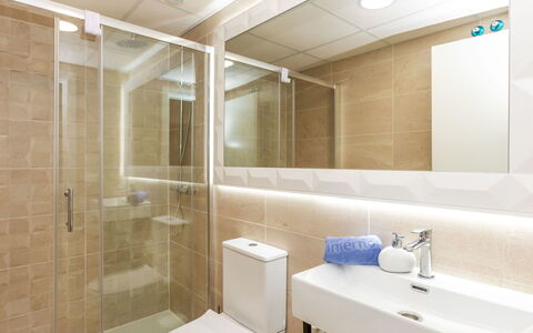 Sol Y Mar i: Pavimentazione, Pavimento, Interior Design, Idraulico Fixture, Bagno, Soffitto, Gabinetto, Idraulico, Piastrella, Mobiletto Del Bagno