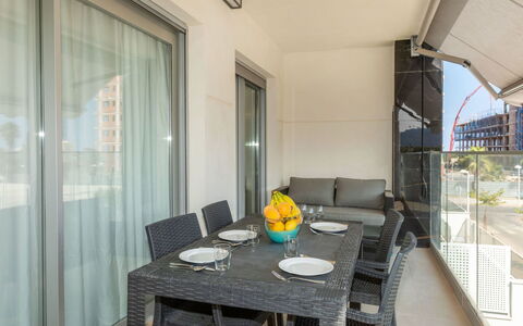 Sol Y Mar i: Mobilia, Pavimentazione, Interior Design, Pavimento, Appartamento, Sedia, Cucina & Sala Da Pranzo Tavolo, Bicchiere, Condominio, Balcone