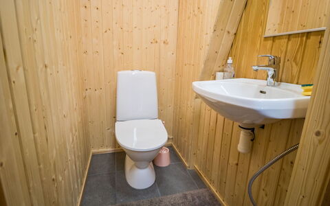 Nelostupa C: Pavimentazione, Pavimento, Legna, Toilet Seat, Gabinetto, Idraulico Fixture, Interior Design, Bagno, Camera, Color Legno