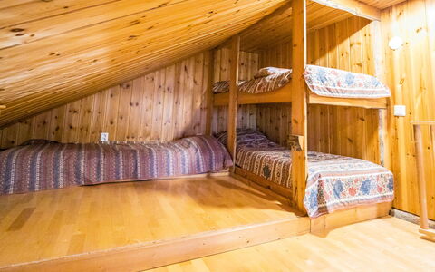 Nelostupa D: Legna, Pavimento, Soffitto, Pavimentazione, Interior Design, Color Legno, Camera, Latifoglie, Villetta, Camera Da Letto