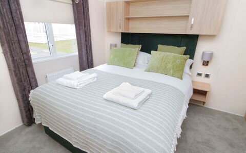 Willow'S Retreat: Interior Design, Camera Da Letto, Letto, Bedding, Lenzuolo, Mobilia, Pavimentazione, Biancheria, Pavimento, Telaio Del Letto