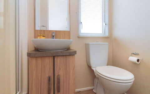 Willow'S Retreat: Toilet Seat, Gabinetto, Bagno, Idraulico Fixture, Legna, Lavandino Del Bagno, Pavimentazione, Pavimento, Lavello, Interior Design