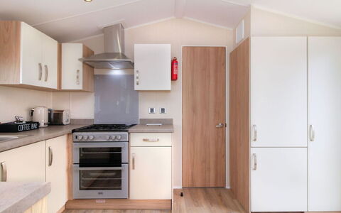 Willow'S Retreat: Interior Design, Cucina, Apparecchio Major, Controsoffitto, Lavello, Mobilia, Cabinetry, Casa, Elettrodomestico Da Cucina, Pavimento
