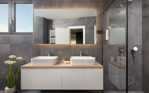 Villa H2: Lavandino Del Bagno, Bagno, Lavello, Idraulico Fixture, Interior Design, Specchio, Mobiletto Del Bagno, Pavimentazione, Rubinetto, Controsoffitto