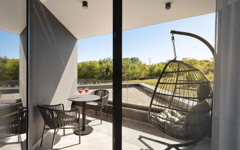 Villa H2: Mobili Da Esterno, Sedia, Shade, Balcone, Illuminazione Diurna, Tavolino Da Caffè, Soggiorno