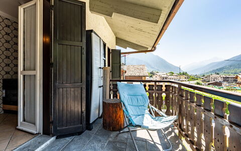 Ilda: Balcone, Appartamento, Catena Montuosa, Sedia, Shade, Mobili Da Esterno, Cresta, Paesino Di Montagna, Eco Hotel, Attico