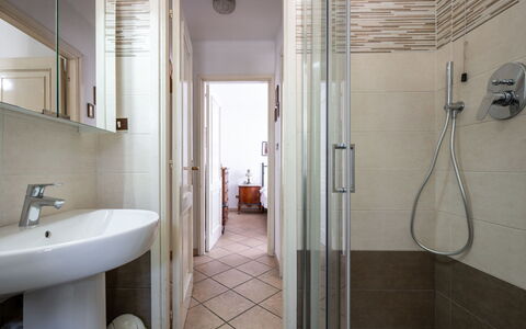 Ilda: Pavimentazione, Pavimento, Idraulico Fixture, Bagno, Interior Design, Lavandino Del Bagno, Soffitto, Idraulico, Camera, Illuminazione