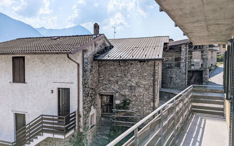Fontanella Mountain Home: Parete, Architettura, Materiale Composito, Calcestruzzo, Balcone, Corrimano, Paesino Di Montagna, Illuminazione Diurna, Le Scale