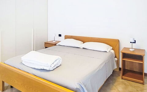 Fontanella Mountain Home: Letto, Mobilia, Camera Da Letto, Interior Design, Legna, Pavimento, Lenzuolo, Pavimentazione, Bedding, Camera