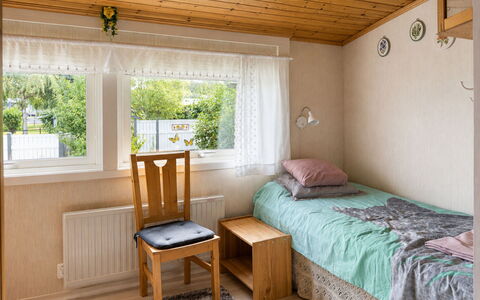 Lyckan: Interior Design, Letto, Mobilia, Camera Da Letto, Parete, Pavimentazione, Pavimento, Legna, Soffitto, Camera