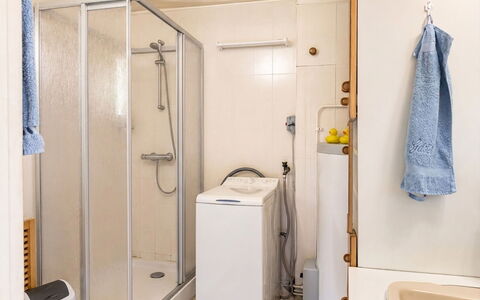 Lyckan: Idraulico Fixture, Pavimentazione, Pavimento, Interior Design, Bagno, Camera, Idraulico, Gabinetto, Lavello, Rubinetto