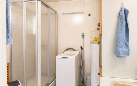Lyckan: Pavimentazione, Pavimento, Idraulico Fixture, Interior Design, Camera, Lavatrice, Idraulico, Gabinetto, Bagno, Appartamento
