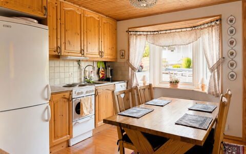 Lyckan: Mobilia, Interior Design, Cucina, Pavimentazione, Legna, Cabinetry, Pavimento, Soffitto, Camera, Elettrodomestico Da Cucina