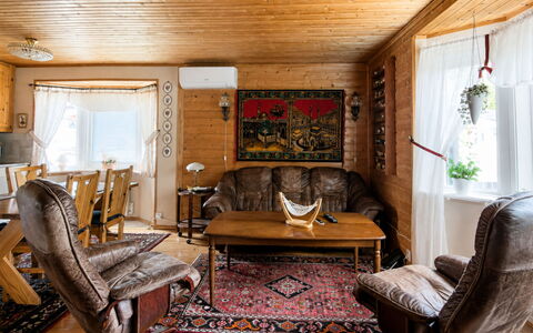 Lyckan: Mobilia, Interior Design, Divano, Legna, Soggiorno, Camera, Soffitto, Casa, Pavimentazione, Tavolo