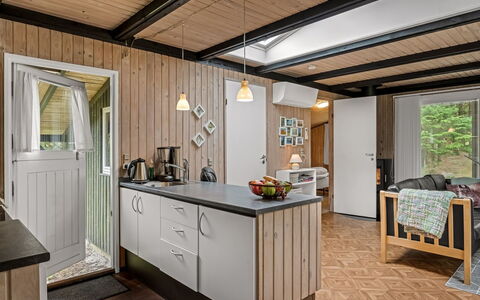 Hardina - 1Km from the Sea: Cucina, Legna, Controsoffitto, Elettrodomestico Da Cucina, Interior Design, Pavimentazione, Mobilia, Soffitto, Cabinetry, Apparecchio Major