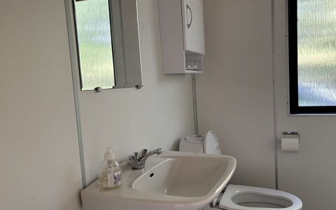 Hardina - 1Km from the Sea: Idraulico Fixture, Bagno, Toilet Seat, Lavello, Idraulico, Lavandino Del Bagno, Pavimento, Gabinetto, Rubinetto, Specchio