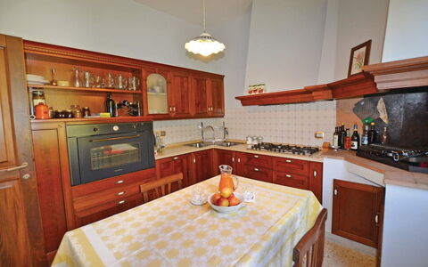 Villa Santa Chiara: Cucina, Mobilia, Cabinetry, Interior Design, Elettrodomestico Da Cucina, Legna, Controsoffitto, Pavimentazione, Apparecchio Major, Camera