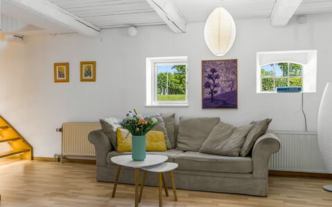 Thilo - 39Km from the Sea: Mobilia, Interior Design, Pavimento, Pavimentazione, Pavimento In Legno, Parete, Divano, Legna, Soffitto, Soggiorno