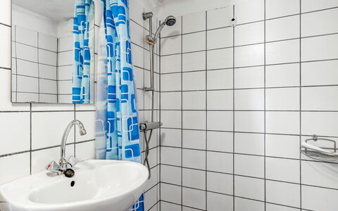 Thilo - 39Km from the Sea: Idraulico Fixture, Interior Design, Pavimentazione, Idraulico, Bagno, Pavimento, Lavandino Del Bagno, Lavello, Rubinetto, Piastrella