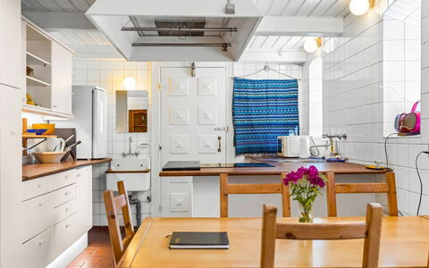 Thilo - 39Km from the Sea: Mobilia, Cucina, Controsoffitto, Pavimentazione, Interior Design, Cabinetry, Legna, Soffitto, Pavimento, Elettrodomestico Da Cucina