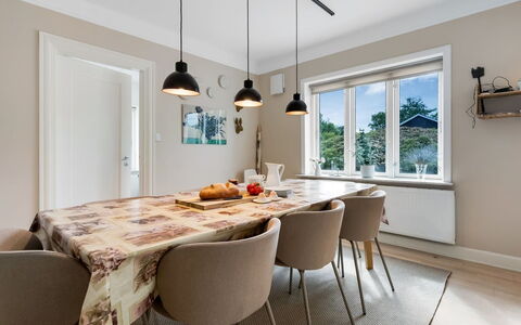 Alkmar - 6.5Km from the Sea: Mobilia, Interior Design, Pavimentazione, Lampada, Parete, Sala Da Pranzo, Lampadario, Sedia, Cucina & Sala Da Pranzo Tavolo, Legna