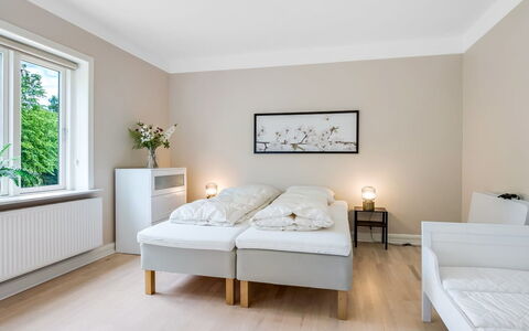 Alkmar - 6.5Km from the Sea: Letto, Camera Da Letto, Interior Design, Bedding, Pavimento, Pavimentazione, Lenzuolo, Legna, Tessile, Biancheria