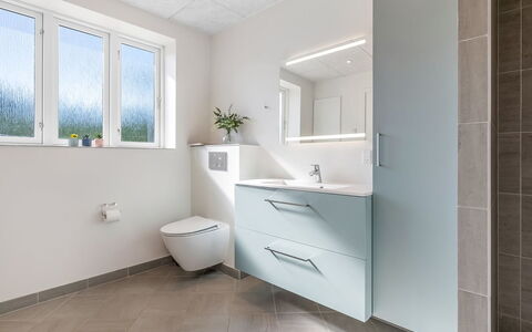 Alkmar - 6.5Km from the Sea: Pavimentazione, Interior Design, Pavimento, Idraulico Fixture, Bagno, Mobiletto Del Bagno, Lavello, Lavandino Del Bagno, Idraulico, Soffitto