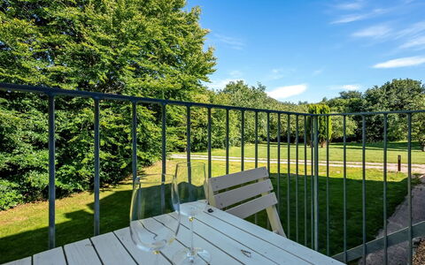 Alkmar - 6.5Km from the Sea: Mobili Da Esterno, Recinzione, Corrimano, Tavolo Esterno, Latifoglie, Giardino, Shade, Prato, Deck, Plank