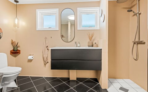 Matthea - 2.9Km from the Sea: Pavimentazione, Pavimento, Idraulico Fixture, Bagno, Interior Design, Gabinetto, Toilet Seat, Mobiletto Del Bagno, Idraulico, Lavello