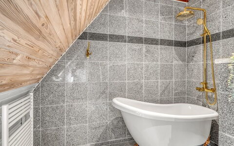 Ajna - 20.9Km from the Sea: Pavimentazione, Pavimento, Idraulico Fixture, Materiale Composito, Soffitto, Piastrella, Idraulico, Rubinetto, Materiali Naturali, Bagno