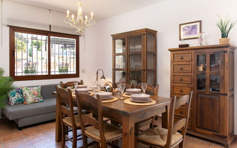 Portichuelo: Mobilia, Interior Design, Pavimentazione, Tavolo, Legna, Sedia, Sala Da Pranzo, Cucina & Sala Da Pranzo Tavolo, Pavimento, Camera