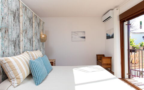 Portichuelo: Mobilia, Interior Design, Parete, Camera Da Letto, Legna, Pavimento, Pavimentazione, Letto, Biancheria, Tessile